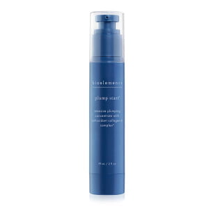 Plump Start fra Bioelements er et serum full av antioksidanter for å forbedre huden og glatte ut linjer. Plump Start er et plummeinfusert antioksidantkonsentrat som øyeblikkelig forbedrer fylden i huden, gir næring og glatter ut fine linjer. Gir intelligent fuktighet som leser huden din og trenger inn der det trengs – for å visuelt forbedre utseendet på hudens rynker og sprekker.