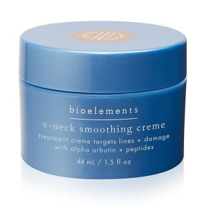 V-Neck Smoothing Creme fra Bioelements er en krem målrettet for å bedre huden fra hake til bryst. Solskader og normal aldring kan føre til at huden på nakken, brystet og v-området får rynker, flekker og krymper sammen. V-Neck Smoothing Creme inneholder peptider for å minske rynker, alfa arbutin for en lysnende effekt og hyaluronsyre som tilfører masse fuktighet. Huden blir jevnere. Linjens dybde ser ut til å bli bedre. Solskadene/flekkene lysner.