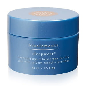 Bioelements Age Activist Overnight Sleepwear Nattkrem for tørr og kombinert hud, med kalsium, retinol og peptider virker over natten for å jevne utseende på linjer og rynker da den dramatisk forbedrer fuktighet og tone. Med Sleepwears pålitelige "drømmeteam"-formel av kalsium, retinol, peptider og tranebærfrøolje, blir tørr hud fylt og energisk.