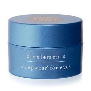 Sleepwear for Eyes fra Bioelements er en fantastisk antirynke øyekrem til kveldsbruk for aldrende hud. Fungerer mens du sover for å fukte og gi næring til tynn og skjør hud. Med Sleepwears pålitelige "dream team"-formel av kalsium, peptider, hyaluronsyre og tranebærfrøolje virker, forbedres utseendet på både rynkelengde og dybde. Huden føles fastere og ser løftet ut.