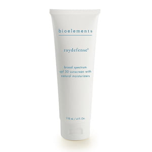 RayDefense fra Bioelements gir en bredspektret beskyttelse mot UVA- og UVB stråler med SPF 30. Denne kremen kommer i en praktisk tube og kan enkelt brukes i ansikt og på kroppen.