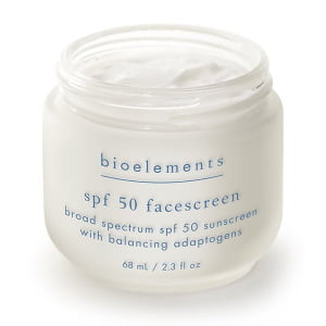 Bioelements sin SPF 50 FaceScreen er en bredspektret fuktighetskrem som beskytter huden din svært godt mot farlige stråler fra solen. SPF 50 FaceScreen gir en bredspektret beskyttelse av UVA- og UVB stråler og hindrer risikoen for tidlig aldring av huden. SPF 50 FaceScreen leverer Bioelements sitt høyeste nivå av aldringshindrende, bredspektret UVA- og UVB-solbeskyttelse. I større grad enn en vanlig solkrem med bredt spekter, reduserer denne avanserte SPF-formulaen risikoen for tidlig aldring av huden, da den forbedrer utseendet på linjer, rynker og følelsen av fasthet. I tillegg er denne kremen fullpakket med adaptogene kinesiske urter for å balansere og styrke huden.