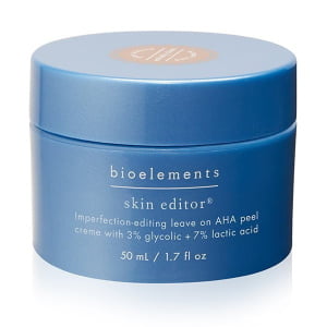 Skin Editor fra Bioelements er en målrettet AHA peelingkrem som bedrer hudens tekstur, fine linjer og misfarging. Denne dobbelt gjennomtrengende formelen inneholder 3% glykolsyre og 7% melkesyre, pluss kombucha som lysner og kanadisk pil som beroliger. Denne kraftige peelingen arbeider for å redigere hudens ufullkommenheter og langvarig skade for å oppnå en mer øyeblikkelig glatt og lysere hud.