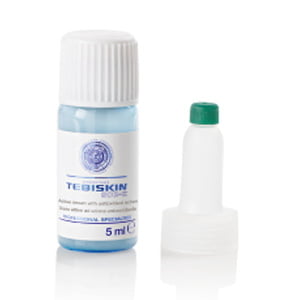 Tebiskin Sod C Serum med den innovative synkroniserte effekten av enzymatiske (SOD) og ikke-enzymatiske (askorbinsyre) antioksidanter har vist å bekjempe oksidativ skade forårsaket av frie radikaler. Den effektive anti-age-virkningen av Tebiskin Sod-C Serum Booster synlig og raskt reduserer ørsmå uttrykkslinjer og dypere rynker, noe som forbedrer hudens generelle tilstand. Tebiskin Sod-C Serum Booster kan brukes i kombinasjon med andre kosmetiske depigmenteringsprodukter.