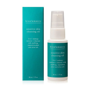 Bioelements Sensitive Skin Cleansing Oil er et renseprodukt og sminkefjerner i ett og samme produkt som ikke irriterer huden, men som er proppfull av pleiende, beroligende og reparerende  plante- og olivenoljer. Sensitive Skin Cleanser er en fantastisk vannoppløselig og skånsom oljerens som tar bort sminke, smuss og irriterende hundforurensninger.  Denne unike blandingen av plante- og olivenoljer reparerer din svekkede hudbarriere, reduserer betennelse og bekjemper frie radikaler og etterlater huden din ren, myk, delikat og lindret.