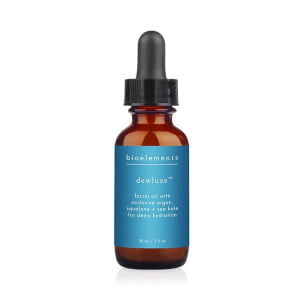 Dewluxe fra Bioelements er en ansiktsolje for de med kombinert og tørr hud. Denne ansiktsoljen er en lett, perfekt balansert blanding av argan- og squalenolje. Sammensettningen av de to tviholder på fuktigheten i huden og bidrar til en økt beskyttende barriere med lipider i huden. Dewluxe inneholder også halofytisk havkål som trenger inn i huden for å berolige de epidermale cellene. La noen få konsentrerte dråper tilføre fuktighet, fylde og mykhet til huden uten at det føles tungt eller klissete.